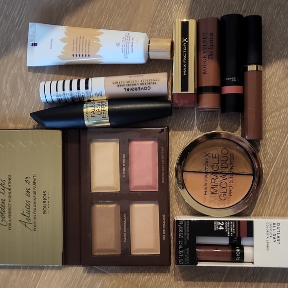 Assorted pharmacy brand makeup - Picture 2 of 2